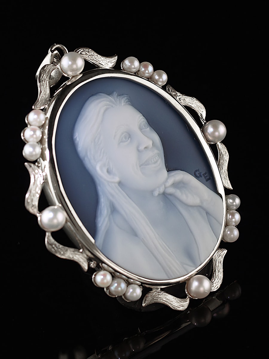 cameo-necklace-with-pearls-wedgewood-blue-black-3-4