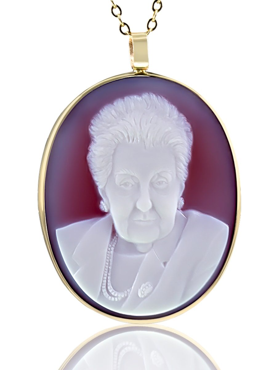 portrait-jewel-grandmother-gold-necklace-3-4
