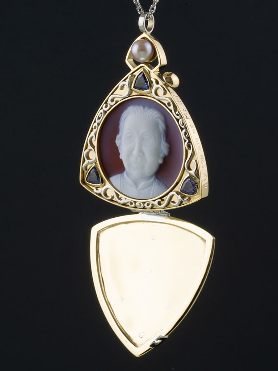 tri-locket-open-blk-3-4
